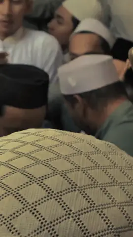 Ahmad Bahauddin Nursalim atau lebih dikenal sebagai Gus Baha merupakan penceramah yang berasal dari Rembang, Jawa Tengah. Ia dikenal sebagai salah satu ulama ahli tafsir al-Qur'an dan merupakan murid Kiai Maimun Zubair.  #gus#gusbaha#kyai#nahdlatululama#santri#indonesia 
