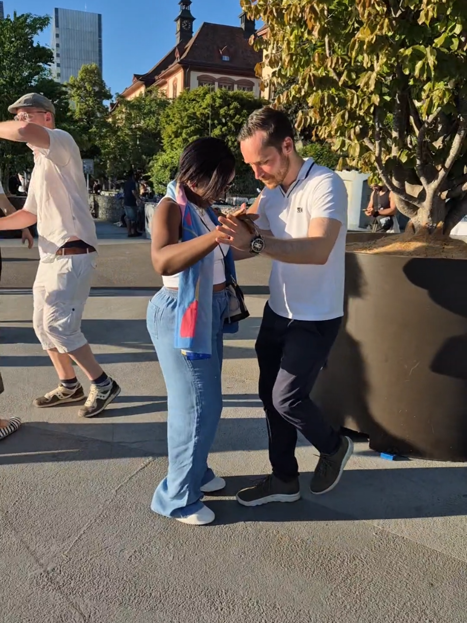 Il me propose des cours de Salsa en pleine rue 🥰🤩🥰