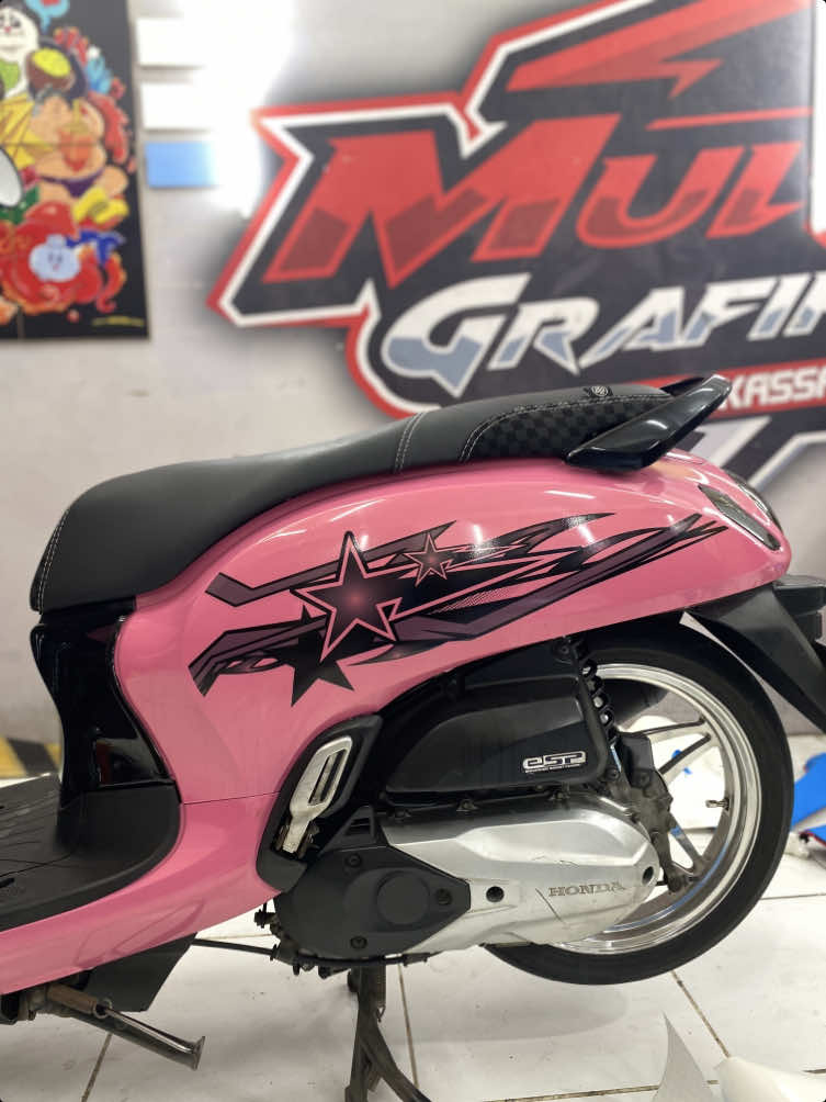 Wah, 🫨seru banget nih di Multi Grafika Stiker Makassar! Baru-baru ini ada kakak ganteng datang bawa motor SCOOPY kesayangan. Minta dibuatin striping transparan, dan hasilnya? Super tajam dan bikin motor makin keren! Dijamin makin percaya diri waktu gas di jalan—motor jadi pusat perhatian, bro! Kami siap bantu semua kebutuhan cetak & stiker kamu, mulai dari: • Branding mobil & motor • Cetak stiker label • Cutting sticker • Striping motor custom • Dan masih banyak lagi sesuai request kamu! Langsung mampir ke tempat kami: Jl. Kelapi No. 4, Toddopuli Raya Utara, Makassar (Percetakan Multi Grafika) Chat langsung aja ya: 📞 WhatsApp: 0811 444 106 / 0821 8760 4882 Follow & cek kami di sini: Instagram: @multi_sticker Shopee: Klik di sini TikTok Shop: Klik di sini Pengen motor kamu tampil beda dan makin kece? Cus, konsultasi sekarang juga—biar motormu jadi yang paling standout di jalan! #StikerMakassar #PercetakanMakassar #CuttingStickerMakassar #StikerMotorMakassar #MakassarCustom #MakassarKreatif #stickerart #StikerMobilMakassar #DesainStiker #CustomSticker #StripingMotor #CetakStiker #BrandingKendaraan #StickerDesign #WrapMotor #multigrafikaprinting 