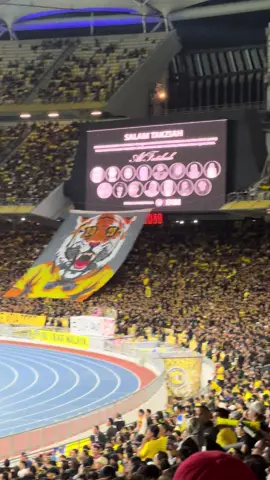 1 minute silence before kick-off di Stadium Bukit Jalil malam semalam. Sumpah aku tak seterong. Tambah tambah kejadian nya berlaku di negeri kelahiranku Perak Darul Ridzuan. 😢😭 Salam takziah buat seluruh ahli keluarga mangsa, semoga roh mereka ditempatkan dalam kalangan orang-orang yang beriman 🤲 #upsi #upsiberduka #perakberduka #footballassociationofmalaysia #alfatihah #malaysiavsvietnam #harimaumalaya #ultrasmalaya #fyp #foryou #foryoupage 