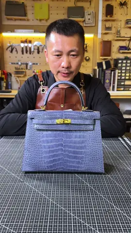 This is a Kelly bag made of American alligator leather for a South Korean celebrity. She asked me not to disclose her name. She had been waiting for this bag at the counter for a month but couldn't get it, so she was anxious and placed an order with me. To make this bag, I used three pieces of original American alligator leather. The interior is made of French lambskin, and the hardware is 18K gold - plated pure steel. Moreover, it is entirely hand - stitched with waxed thread. I think she will be very happy when she receives the bag.#handmade #hermes 