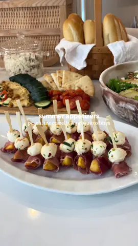 Perfect summer appetizer! 🍑☀️ …and the best part, SO easy. #hostingera #patioseason #summervibes #hostingtips #appetizers #appetizerideas 
