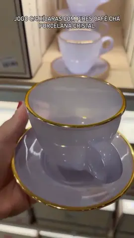 2. 😍 Esse jogo de xícaras é ou não é um charme? 🫖 Porcelana cristal + borda dourada = PERFEIÇÃO! 💬 Qual cor você escolheria? #MesaPosta #cafécomestilo 