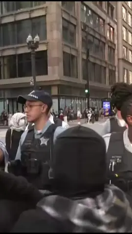 Chicago ICE protest livestream captures tension leading to physical confrontation and arrests Part E-1#ICE #Chicago #IL #news #Cops