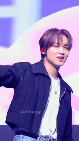 haechan yang nyanyi aku yang nangisssss😭😭😭 dia seneng banget sampe buka in earnya buat dengerin fansnya nyanyi🥹❤️ #haechan #해찬 #leehaechan #haechannct #leedonghyuck 