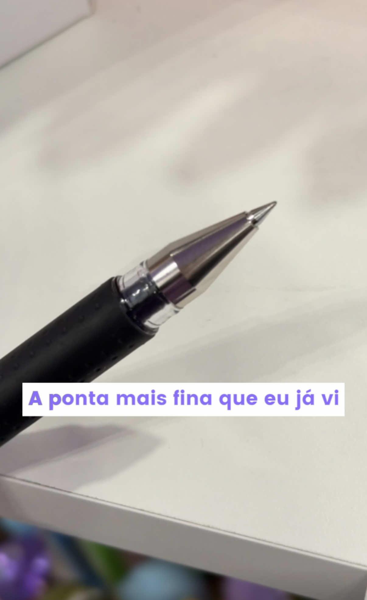 Se você é do time ponta fina, a Uni-ball Signo DX é uma novidade que você vai amar! Ela é em gel, com uma pontinha super fina de 0.38mm — uma delícia de escrever! E tem mais: a tinta é antifraude, à prova d’água e resistente à manipulação. #papelaria #papelariapresentes #Papelariafofa #Criatividade #papelariacriativa #caneta