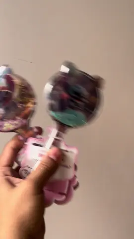 💙 Novidade fofíssima na área! As escovas do Stitch chegaram por aqui e estão conquistando corações! 😍✨ Perfeitas para deixar a hora da escovação muito mais divertida e cheia de estilo! Garanta já a sua antes que ele fuja pra outra galáxia! 🌌👽 #Stitch #Lançamento #EscovaDivertida #LojaNomeDaSuaLoja #ChegouNovidade #DisneyLovers