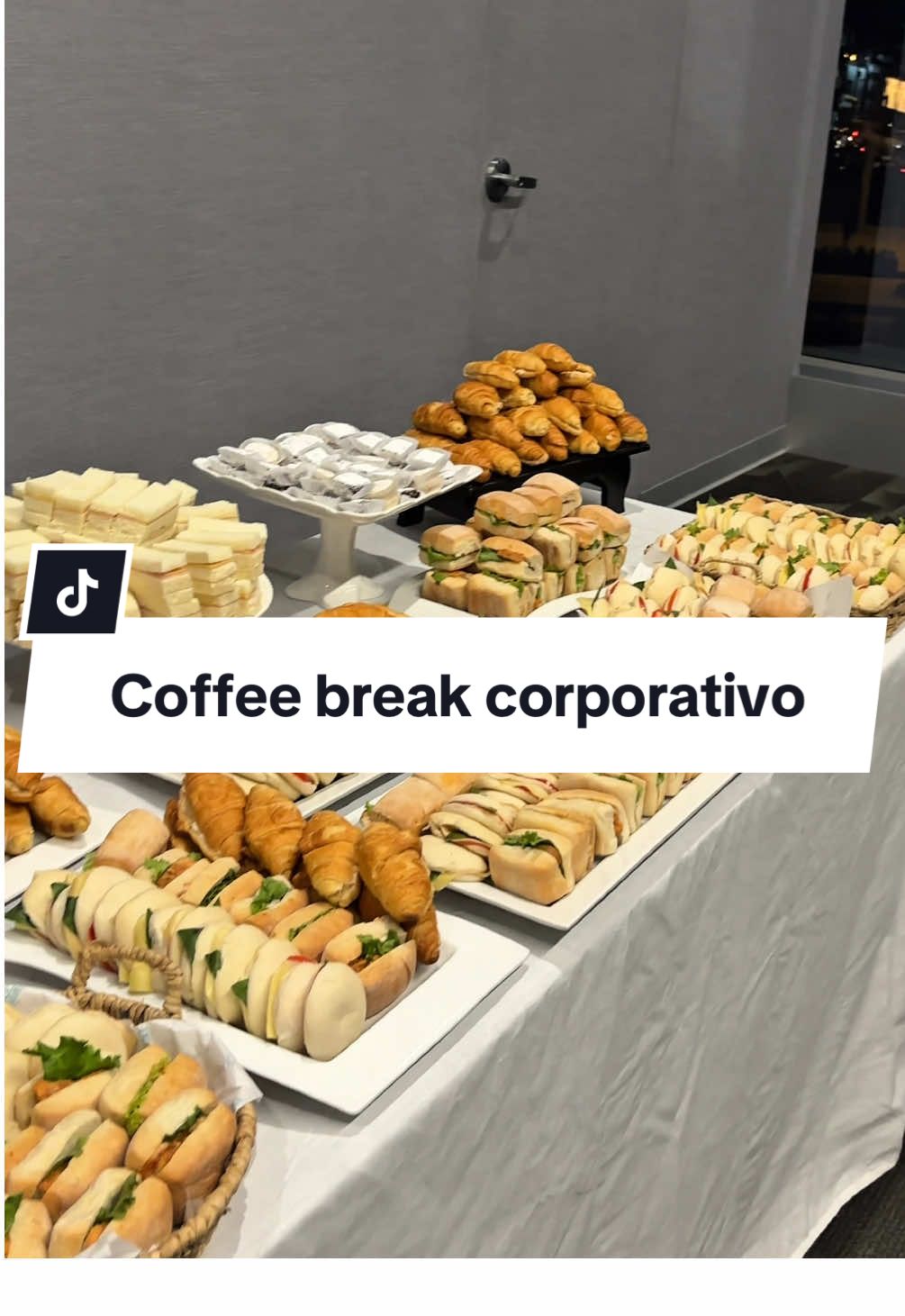 Acopañamos en el montante de este coffee break para 85 personas ✨🫶🏼 Si tienes un evento no dudes en contactarnos 📲 932 682 247 #bocaditosdulcesysalados #bocaditos #coffeebreak #catering 