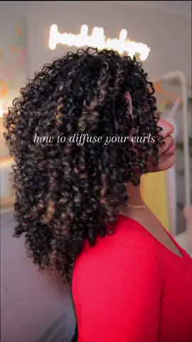 I hope this helps!! #diffusingcurls #diffusingcurlyhair #howto #howtodiffuse #curlyhair #curlyhairtips #curlyhairtutorial #stylingtips #hairstylingtips 