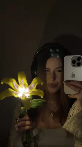 Oczywiście musi świecić! 💛💜 #DIY #tangled #flowers #glowing #gift #tutorial 