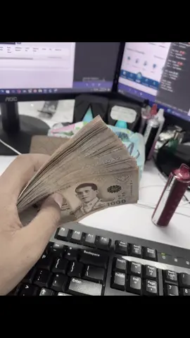 លុយធ្វើអោយខ្ញុំ ខំទាំងយប់ទាំងថ្ងៃ ប្រឹងទាំងឈឺទាំងជា សឹងតែគ្មានពេលសម្រាក.. #fypシ゚ #online_work 🧑🏻‍💻🩶