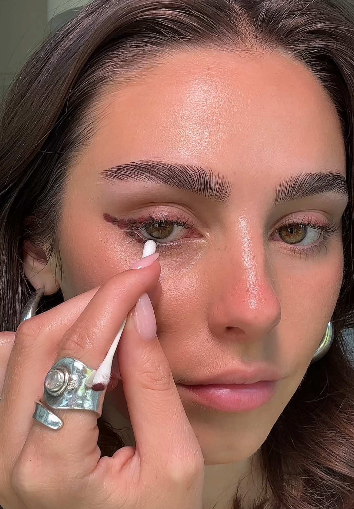 Testing the “viral” eyeshadow hack … what do we think? #makeup #eyeshadow #hack  Products used:  @Charlotte Tilbury Beautifying Eye Trends ‘Sensual Sunset’  @pradabeauty Pradascope Mascara ‘01 Nero’ 
