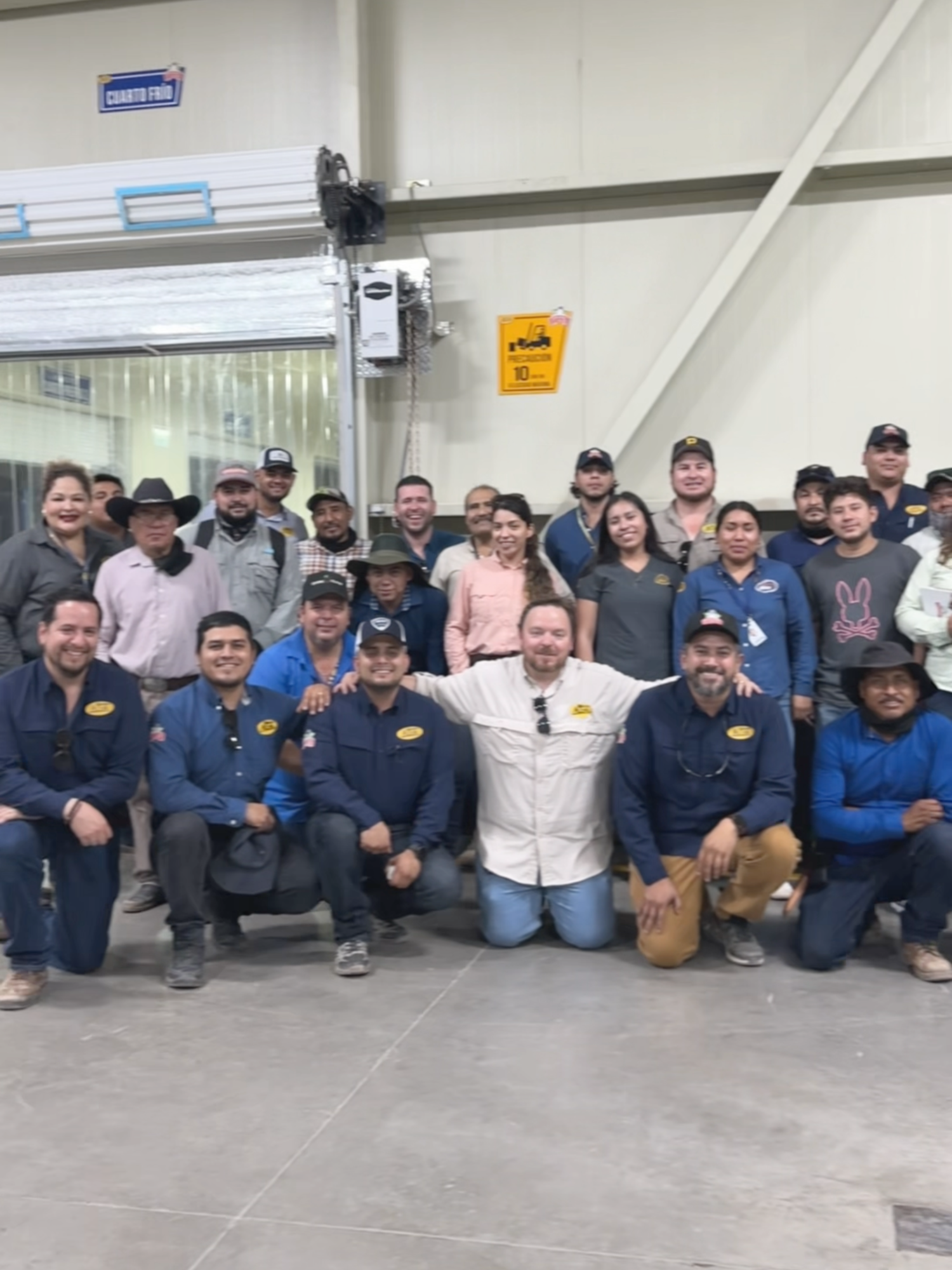 En Grupo Alta, creemos que el trabajo en equipo es la raíz de una gran cosecha 🍇 Durante nuestro evento en Caborca, junto a los campos de Alta Elva y La Cuestita, celebramos la unión, el compromiso y la pasión que hacen posible esta temporada de uva 🙌 #GrupoAlta #TemporadaDeUva #CosechandoExcelencia