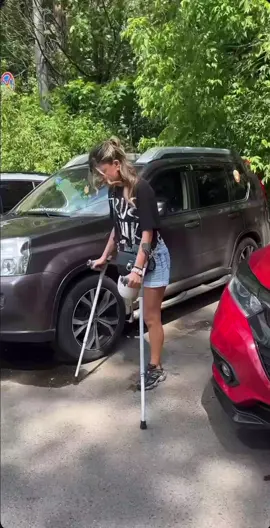 #amputeemodel #singlefoot #amputeegirl #oneleg #amputee #crutches 