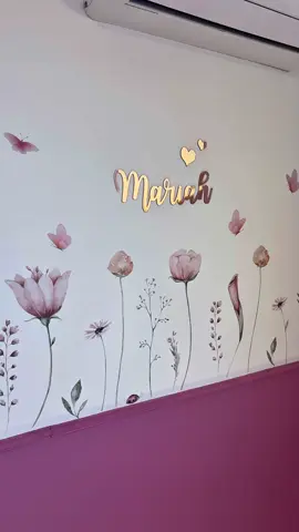 Comente “adesivo” que eu te mandei envio o link desse papel de parede perfeito! 🥰 . . #shoppee #quartomenina #papeldeparedeinfantil 