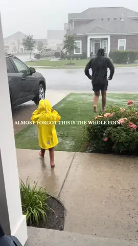 The pure joy on her face of being able to play out in the rain with her dada 🥹 #dadsoftiktok #toddlersoftiktok 