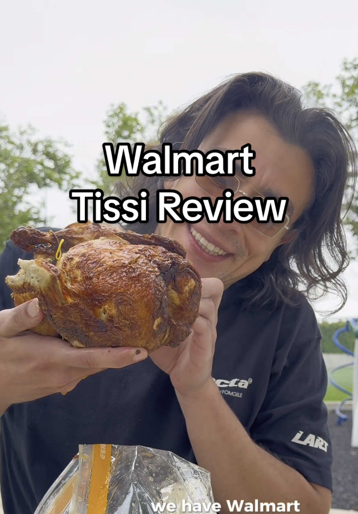 Walmart Rotisserie Chicken Review🍗 #chicken #chickenwars #rotisseriechicken #foodreview #grocerystore #walmart #roastedchicken #tissi #FoodTok #manhattanbeach #lafood 