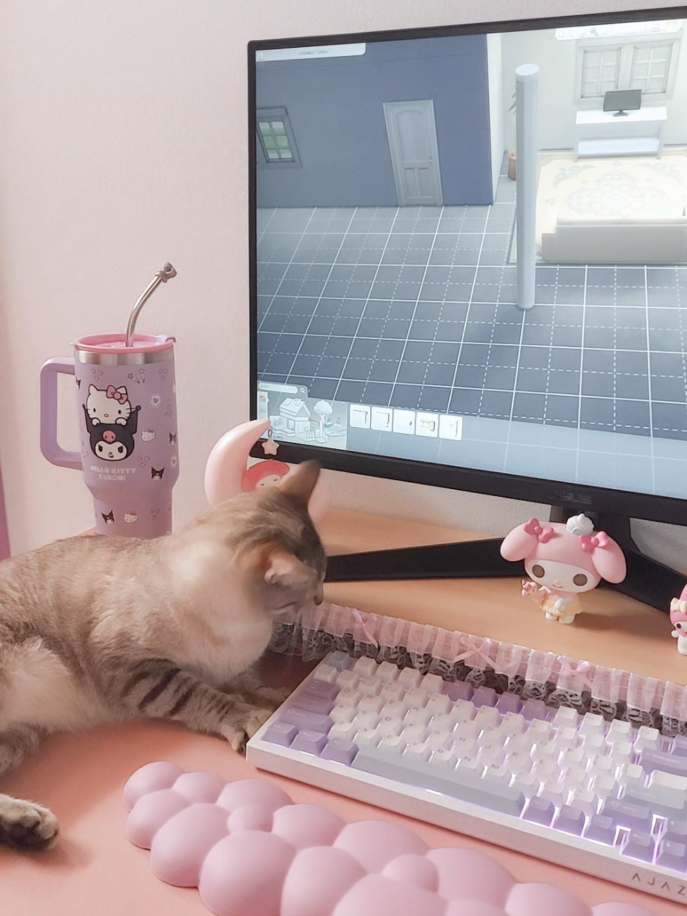 ⋆｡‧˚ʚ🌸ɞ˚‧｡⋆ #fyp #GamingSetup #desksetup #cutecore #pinksetup #sanrioaesthetic #gaming #cozygamer #GamerGirl #cutesetup #wallpaperengine #sims4 #cats 