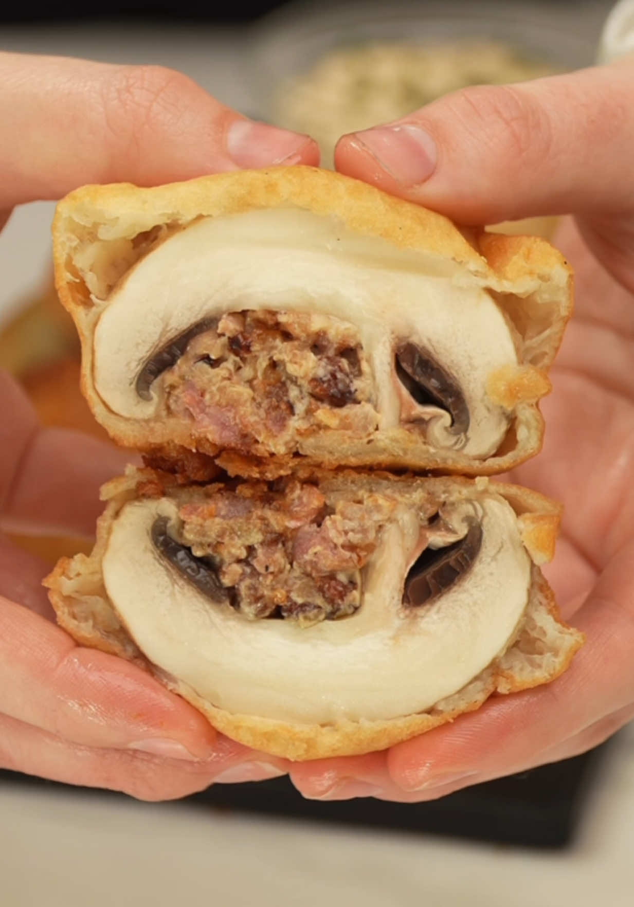 HONGOS RELLENOS: Ricos, crocantes y llenos de sabor 🍄✨ • Hoy te traigo una receta que te va a encantar: hongos rellenos cubiertos con tempura. Una combinación perfecta de sabores jugosos por dentro y con una capa crujiente por fuera 😋 Podés usar el relleno que más te guste, pero en esta ocasión elegí chorizo, cebolla, ajo, y queso, ¡quedó riquísimo! 🤩 • 👩🏼‍🍳 INGREDIENTES: Para el relleno: 1 cebolla 🧅 1 diente de ajo 🧄 4 chorizos 🌭 10 hongos grandes de @Hongos del Pilar 🍄 2 cdas de queso crema 🧀 Un puñado de queso en hebras 🧀 Perejil a gusto 🌿 Para la tempura: 250 grs de harina (yo usé 0000) 🌾 300 cc de cerveza 🍺 Sal a gusto 🧂 1/2 cdita de polvo de hornear 🍞 Aceite abundante para freír 🛢️ Se fríen hasta que estén bien crocantes, y listo, ¡para disfrutar! 🥄🔥 • #recetas #chorizo #mushrooms #cheese 