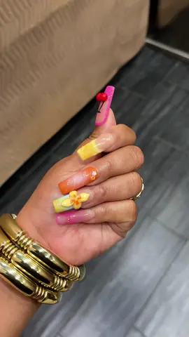 In love with these @NailVesta press ons ✨ #pressonnails #nailsoftiktok #pressons #nailtrends 