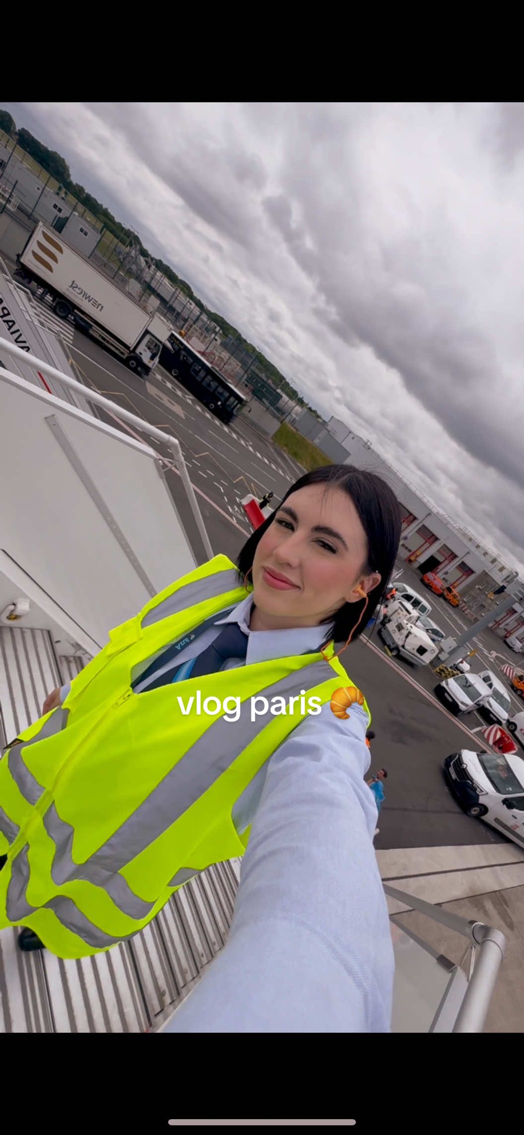 cansei das pizzas do Brasil, fui só comer uma em Paris e voltei 😂 #Vlog #paris #aviation #femalepilot #pilot #fyp