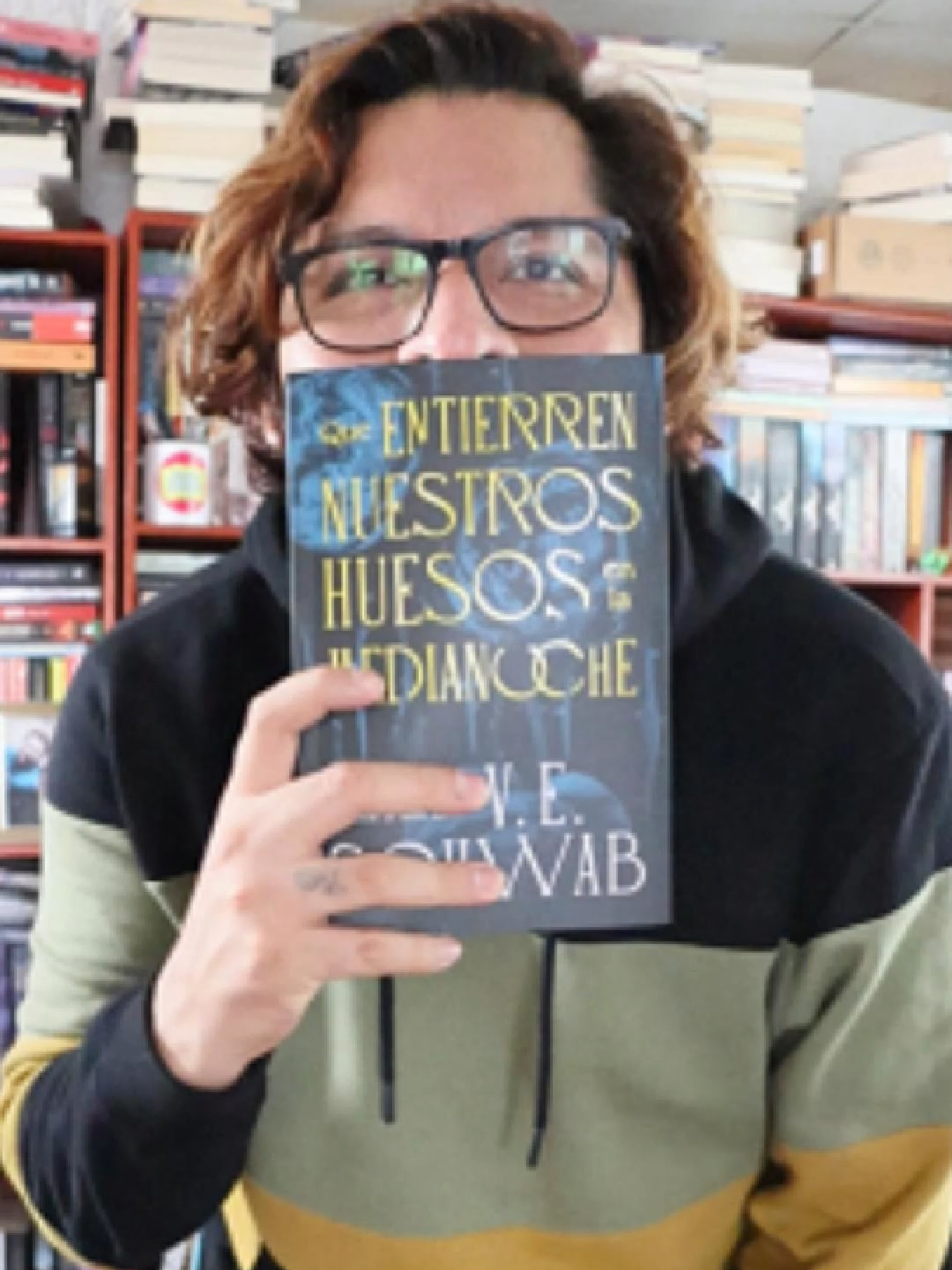 Tengo miles de mundos en mis repisas, historias llenas de magia, criaturas nunca antes vistas… no tengo tiempo para estar triste. <3 #BookTok #leer #libros #historiasporcontar #reels__tiktok