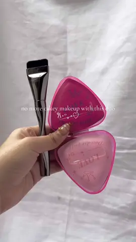 flat brush for control. Puff for perfection. 👌🏻 #puff #flatbrush #makeuppuff #makeuptools #puffsponge #makeupbrush #makeupsponge #foundationbrush #fyp #foryoupage 