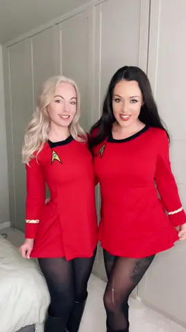 Would you take us on a date wearing this? 👀 @ItsChloeHill🖖  #cosplay #startrek #trekkie #cosplaygirlsoftiktok 