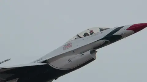 In the comments show me your favorite aviation photo you have captured! 🤘🏼 #Thunderbirds #AviationPhotography #Airshow #FighterJets #USAF #JetPhotography #MilitaryJets #AviationLovers #Planespotting #AirshowPhotography #AircraftPorn #Supersonic #AviationDaily #FlyHigh #JetLife