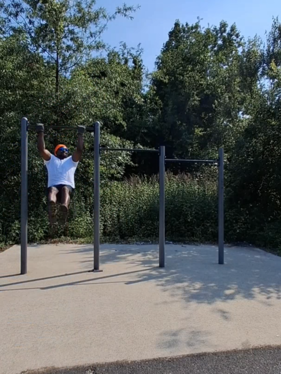Bring them kids to the park get that workout 💪🏿 while they playing in the park unbig that back🏠🏋🏿‍♂️🛝 🏃🏿🏃🏿‍♀️‍➡️ #outside #parkworkout #pullups #pushups #Fitness #foreducationalpurposeonly #park #atthepark 