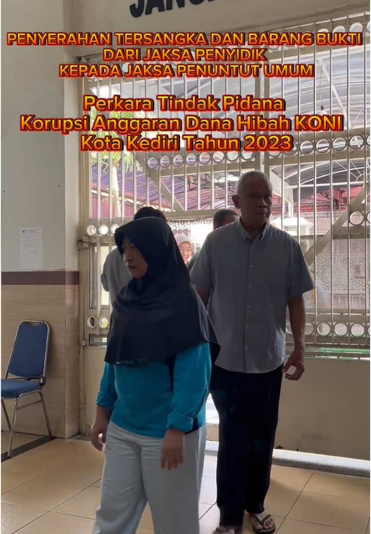 Pada hari Rabu, 11 Juni 2025 Tim Jaksa Penyidik Bidang Pidana Khusus Kejaksaan Negeri Kota Kediri Melaksanakan Kegiatan Tahap II yaitu penyerahan tersangka dan barang bukti dari Jaksa Penyidik kepada Jaksa Penuntut Umum dalam kasus Tindak Pidana Korupsi Anggaran Dana Hibah KONI Kota Kediri Tahun 2023 dengan 3 (tiga) tersangka bernama Arif Wibowo, S.E., M.M., Dian Ariyani, S.E., M.Si., dan Drs. Kwin Atmoko Yuwono, M.M. Pada Tahun 2023 KONI Kota Kediri menerima bantuan dana hibah berupa uang melalui SKPD Dinas Kebudayaan, Pariwisata, Kepemudaan, dan Olahraga senilai Rp 10.000.000.000,- (sepuluh miliar rupiah) yang terbagi untuk beberapa kegiatan. Namun diduga tersangka Arif Wibowo, S.E., M.M., Dian Ariyani, S.E., M.Si., dan Drs. Kwin Atmoko Yuwono, M.M.melakukan Mark Up penggunaan anggaran dana hibah untuk kegiatan Pembayaran uang PUSLATKOT Pelatih dan Atlet, Pembayaran uang saku Pelatih dan Atlet untuk kegiatan PORPROV Jatim VIII Tahun 2023, dan Belanja transportasi angkutan dalam kegiatan PORPROV Jatim VIII Tahun 2023 sehingga mengakibatkan Kerugian Keuangan Negara sebesar Rp 2.409.941.492,- (dua miliar empat ratus sembilan juta sembilan ratus empat puluh satu ribu empat ratus sembilan puluh dua rupiah). #KejaksaanRI #JaksaAgung #JaksaProfesional #JaksaBerintegritas #TrapsilaAdhyakdaBerakhlak #kenalihukumjauhkanhukuman @kejaksaan.ri @kejatijatim @kejaksaanrb @jaksapedia  #WBBM2024 #KejaksaanHebat #KejaksaanRI #PenguatanRB #KejaksaanRB _ #KejatiJatim #Kerjacerdas #melayanidenganikhlas