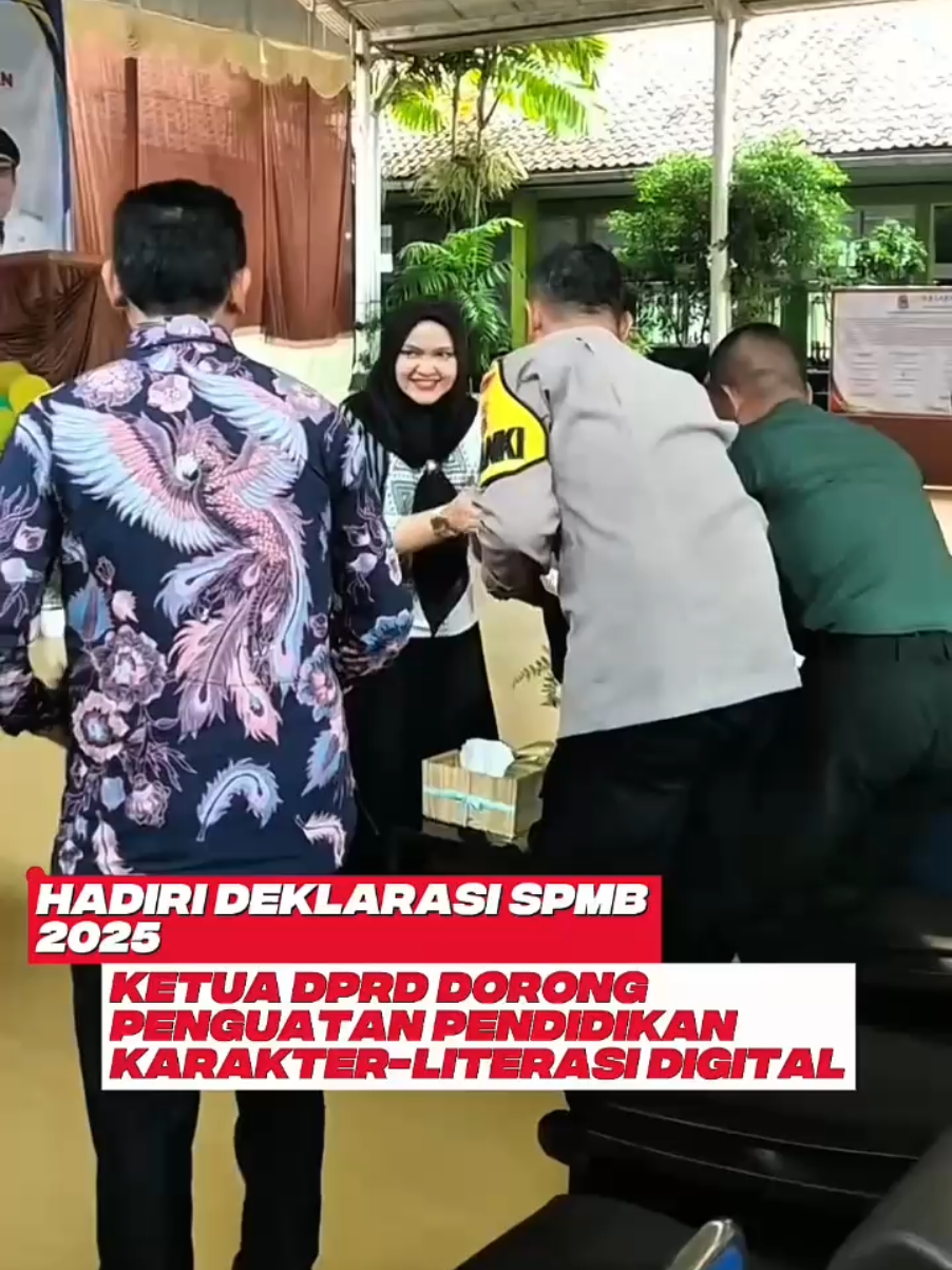 Hari Rabu, (11/6/2025), saya menghadiri deklarasi bersama dan penandatanganan pakta integritas pelaksanaan Sistem Penerimaan Murid Baru (SPMB) Kabupaten Cirebon 2025 yang bersih, berkualitas, dan berintegritas di SMPN 1 Suranenggala, Kecamatan Suranenggala.  Dalam acara ini, saya menyampaikan pentingnya peran sekolah sebagai rumah kedua bagi siswa. Saya prihatin dengan maraknya aksi kenakalan remaja yang belakangan terjadi di Kabupaten Cirebon. Keterlibatan anak-anak muda dalam geng motor dan lainnya telah merugikan diri mereka sendiri dan daerah.  Saya sangat berharap sekolah mengambil peran dalam pembentukan karakter siswa. Jadi bukan hanya pembelajaran akademik. Pembelajaran akademik memang penting, tapi ketika tidak dibarengi dengan pembelajaran karakter, saya kira akan sia-sia.  Di lain hal, saya juga miris dengan realita banyaknya anak-anak muda kita yang lebih menggemari budaya K-Pop dibanding budaya lokal sendiri, yang sejatinya penuh makna dan pengajaran. Di era globalisasi seperti sekarang, ini menjadi tantangan bersama dalam membangun generasi berkualitas di daerah. Dari sinilah alasan mengapa muatan lokal seperti sejarah Kabupaten Cirebon dan pendidikan karakter penting dimasukkan dalam kurikulum sekolah, termasuk literasi digital. Tujuannya tidak lain untuk membentengi siswa atau anak-anak muda dari dampak negatif media sosial dan teknologi. #gengmotor #gengmotorcirebon #ketuadprd #cirebon #sophizulfia #kabupatencirebon #spmb2025  #ketuadprdcirebon 