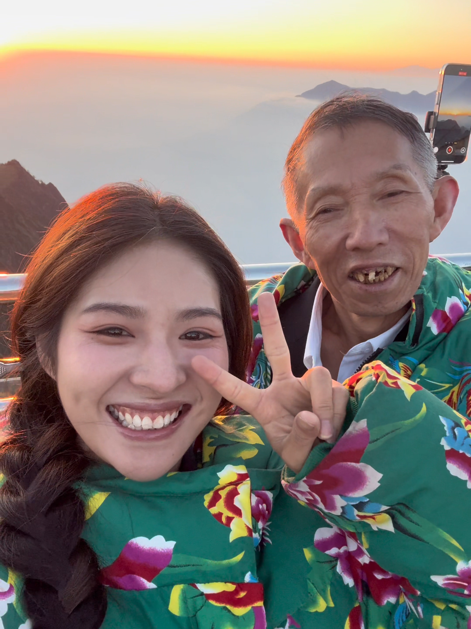 看完日出感受：有生之年一定要带爸爸看次日出 要把这个好运也分享给你们 #阿梓不可爱 #四川牛一飞 #牛背山 #带父母旅行