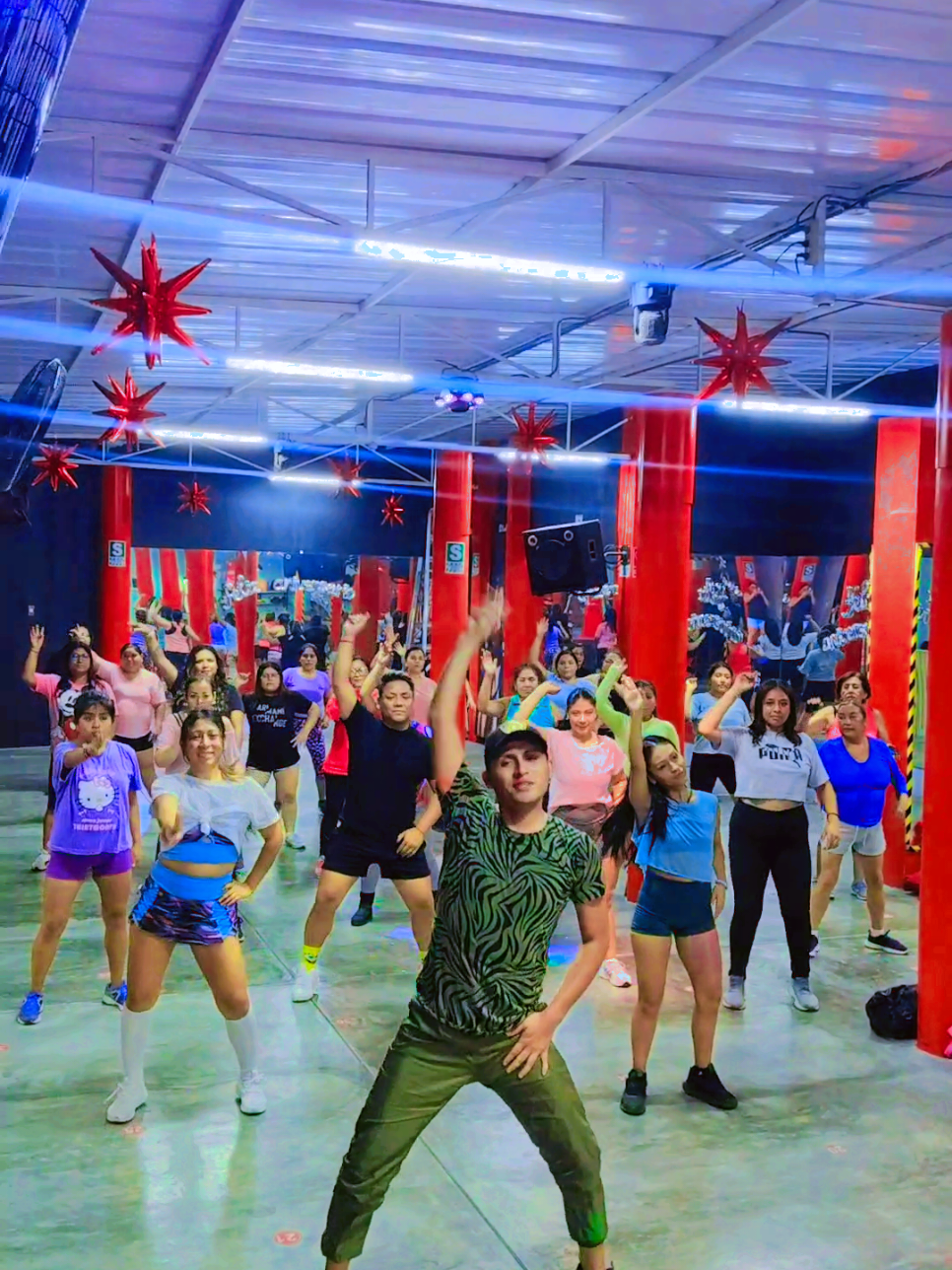 Hola 🤗 #fyp #bailefitness #cumbiafit #peru🇵🇪 #zumba #manoarribamanosabajo😂 #meneatucadera 