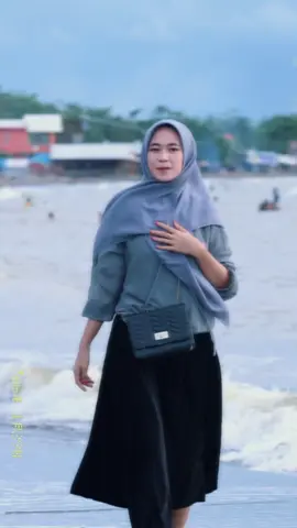 “Laut mengajarkan kita untuk tetap tenang, bahkan saat gelombang datang🌊💙.” #fyp #fypシ #pantai #aestheticvideo #sunsetvibes #selflove #hijabstyle #calmdown #viral