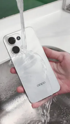 Took the #OPPOReno13_5G for a lil “shower” 🚿 With IP69 Water & Dust Resistance — chill je, no drama 💧 Snag yours now during #OPPOMidYearSale and save RM100 *Promo valid until 15 June 2025 only. T&Cs Apply. While Stocks Last.