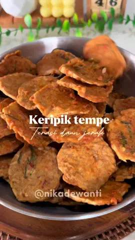 Sorry gengs di video aku tulis bawang merah harusnya bawang putih ya🙏 ✨KERIPIK TEMPE TERASI DAUN JERUK✨ Bahan : - 1 s/d 2 papan tempe Bumbu halus : - 7 bawang merah - 9 cabe merah keriting - 1 bungkus terasi - sedikit air Bahan adonan : - 200gr tepung beras - 50gr tepung tapioka - 300ml air - 1 sdt garam - 1 sdt micin/penyedap - bumbu halus - irisan daun jeruk #Keripik #keripiktempe #keripiktempedaunjeruk #keripiktempeterasidaunjeruk
