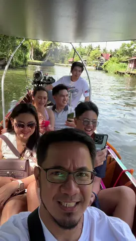 ใช้ชีวิตให้เหมือนกระจก ใครหันด้านไหนมา ก็ให้มันเจอด้านนั้นกลับไป ขอบคุณลูกค้า ฟิลิปปินส์ ที่มานั่งเรือเที่ยวตลาดน้ำดำเนินสะดวก #สเต็ปรับแขก🚤 #ไทยภักดี9 #อาลาดิน46🌈 #อู่เรือภิรมย์ศิลป์ #แก๊งสามสลึง #ทีมงานคณะเชี้ยน @M ปั้มสาย @Seksit 