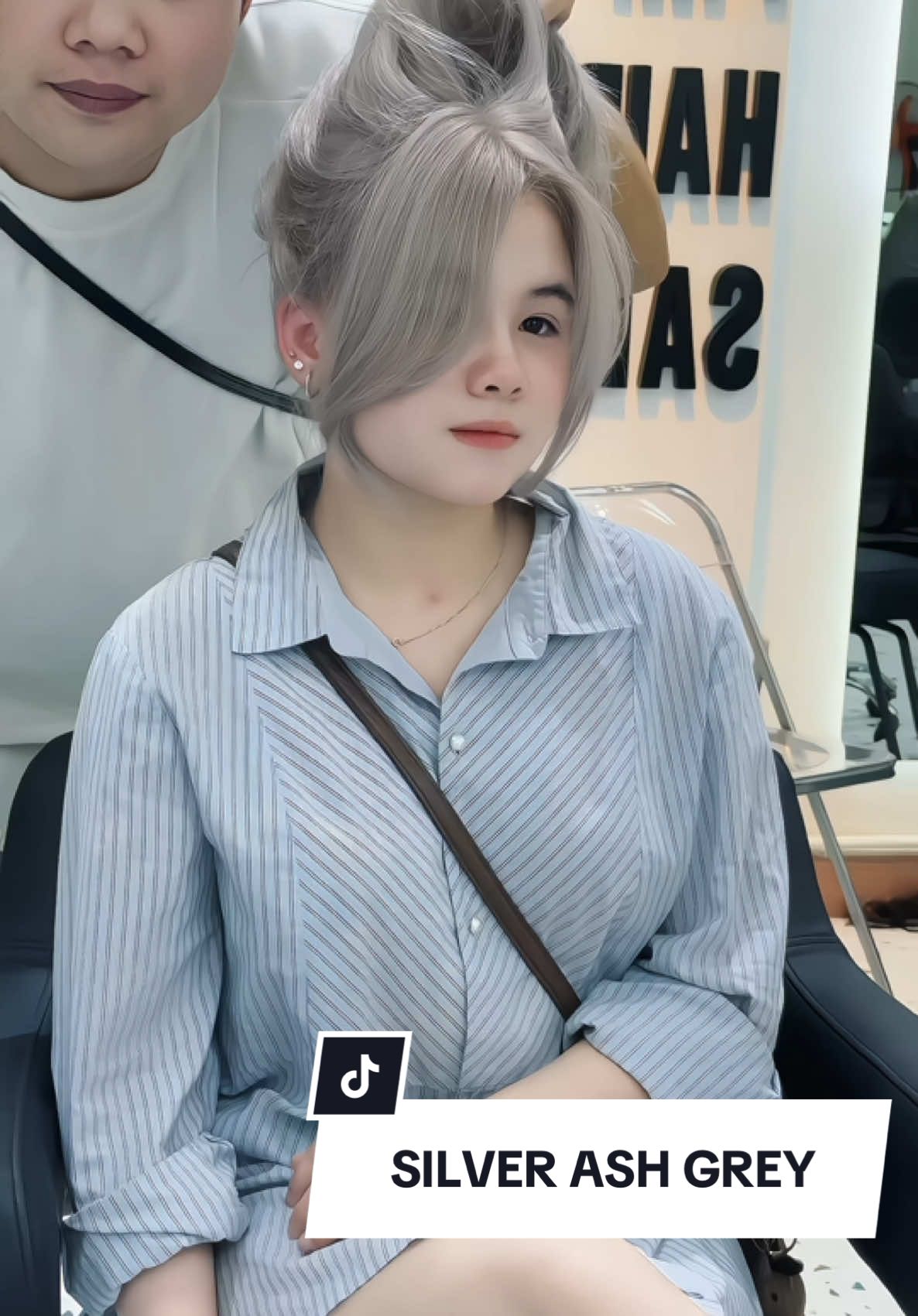 💫 SILVER ASH GREY – Biến hóa với tông xám bạc thời thượng! Không cần cầu kỳ, chỉ cần tông xám bạc ánh khói là bạn đã đủ nổi bật giữa đám đông. Màu tóc trendy được yêu thích bởi sự sang – lạnh – cá tính và cực kỳ “ăn ảnh”. ✨ Gói combo bao gồm: ✔️ Cắt layer tạo độ bay bồng tự nhiên ✔️ Nhuộm xám bạc cao cấp ✔️ Tổng thời gian: 2 – 3 tiếng