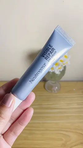 Nyaman bnget pas di aplikasikan dem dan gak lengket dj mata jadinya gak bikin berat gitu loo #neutrogena #eyecream #eyecreamneutrogena #pencerahmata #penghilangmatapanda #creammatapanda 