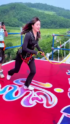 Although I am afraid 😱, I will still choose this kind of hot life to be free for you (please give me a thumbs up ❤️@TikTok UK #youthwan #graduationseason #zhangjiajiegrandcanyonglassbridgebungeejumping ###bungeejumping #neetrend 