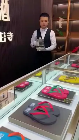 Cara unik orang cina jual sendal