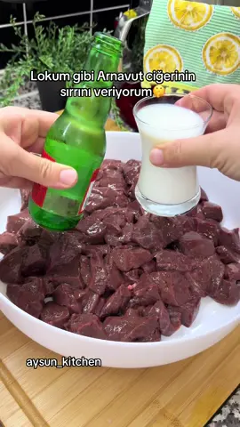 Herkese merhaba 🥰 Ciğer sever misiniz ? Biz ailece hastasıyız 🙈yumuşacık pamuk gibi ciğer tarifini bırakıyorum 👌beğeni ve yorumlarınıza talibim canlar 🥰sevdiklerinizle paylaşmayıda unutmayın 🥰 Malzemeler  1 kilo dana ciğer ( zarını mutlaka alın ) Ciğeri bulamak için Un + tuz  Marinesi için  1 şişe maden suyu  1 çay bardağı süt  İnce zarı temizlenmiş küp küp doğradığımız ciğerlerin üstüne süt ve maden suyunu döküp buzdolabında yarım saat bekletiyoruz  Ciğerleri süzgeçe döküyoruz nemini alıp unlayalım fazla unu süzgeçten eleyerek kızgın yağda kızartalım servis tabağını alalım üzerine kimyon, pulbiber, kırmızı toz biber ve çok az tuz ilavesi yapıp harmanlayalım servis tabağına patates kızartması soğan ve yeşilliklerle servis edelim 🤤 #arnavutciğeri #ciğer #sakatat #etkavurma #yemektarifleri #yummy #Recipe #tarif #kızartma #patates