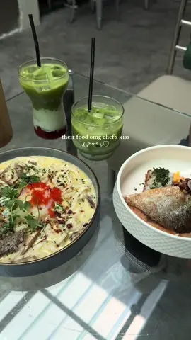 📍to:you cafe travelled all the way to the east for this cafe and it did not disappoint!!! ended up studying there the rest of the day and left kinda wishing i was an eastie so i can come back again without the 1+ hr travel time :/ #cafe #sg #fyp #sgtiktok #sgcafe #study #sgwheretoeat #matcha #strawberrymatcha 