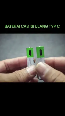 Smartoools PowerBatt adalah baterai isi ulang dengan kecepatan pengisian FAST CHARGING dan masa pakai hingga 1200 KALI! Pengisian baterai menggunakan kabel USB type-C, memiliki kapasitas yang besar, tegangan stabil dan bergaransi 24 bulan. Tidak perlu membawa docking charger yang mahal atau membeli baterai sekali pakai, cukup cas dengan kabel USB type-C lalu hubungkan ke perangkat sumber daya seperti: 🟢 Charger smartphone 🟢 Powerbank 🟢 Charger mobil 🟢 Port USB stopkontak, laptop atau komputer. 🔌 Kapasitas baterai yang besar dan tegangan yang stabil membuat baterai Smartoools ukuran AAA cocok digunakan untuk berbagai macam perangkat, seperti: 🟢 Perangkat Rumah Tangga: Remote TV, Remote AC, Kalkulator, Motion Sensor, dll. 🟢 Perangkat Mainan: Mainan Robot dan Mobil, Mainan Bayi, dll. 🟢 Perangkat Kebutuhan Pekerjaan: Mouse dan Keyboard Wireless, Senter Kepala, Display Rotator, dll. 🟢 Perangkat Kesehatan: Oximeter, Thermometer Infrared, dll. 🟢 Perangkat Hobi: Light Stick K-Pop, dll 🌱 Dengan masa pakai yang lama, selain dapat membantu kamu untuk menghemat uang**, penggunaan baterai PowerBatt juga dapat berkontribusi pada lingkungan dengan mengurangi jumlah limbah baterai sekali pakai. Cara pengisian daya baterai Smartoools PowerBatt: 1. Hubungkan baterai Smartoools PowerBatt dengan kabel USB type-C yang tersedia di dalam paket pembelian atau kabel USB type-C milik smartphone kamu. 2. Hubungkan kabel ke sumber pengisi daya seperti charger smartphone, powerbank, charger mobil, port USB laptop atau komputer. 3. Selama pengisian, baterai akan menunjukkan LED bewarna Hijau Berkelip 🟢⚪🟢⚪ 4. Ketika LED berubah warna menjadi Hijau 🟢🟢🟢🟢, artinya baterai sudah penuh. Silahkan lepas baterai dari kabel USB type-C 5. Pasang baterai ke perangkat yang akan kamu gunakan. 6. Perangkat siap untuk digunakan. Spesifikasi Teknis: ⚙️ Ukuran Baterai: AAA/ LR03 ⚙️ Kapasitas Baterai: 750mWh/ 500mAh ⚙️ Life-Cycle: 1200 kali pengisian ⚙️ Tipe Baterai: Lithium Ion ⚙️ Voltase Output: 1.5V ⚙️ Voltase Input: 5V-  Durasi Pengisian: 1 Jam  Indikator Pengisian: Hijau Berkelip 🟢⚪🟢⚪  Indikator Penuh: Hijau 🟢🟢🟢🟢