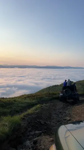 Зустрічай світанок разом з нами😍🌄 #гори #карпати #fyp #рекомендації #україна #відпочинок #говрек #параплан #східсонця #туризм #екскурсія #рекомендации 