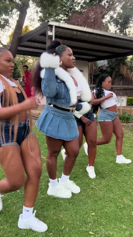 Not Makhadzi performing for my food😅 Ngyadlala guys! She was a guest artist for a birthday party I was catering for 👩🏾‍🍳 📞:0763787897 #fedbybassie #catering #Foodie #fyp #FoodLover #trending #privatechef #chef #foryou #explore #exploremore 