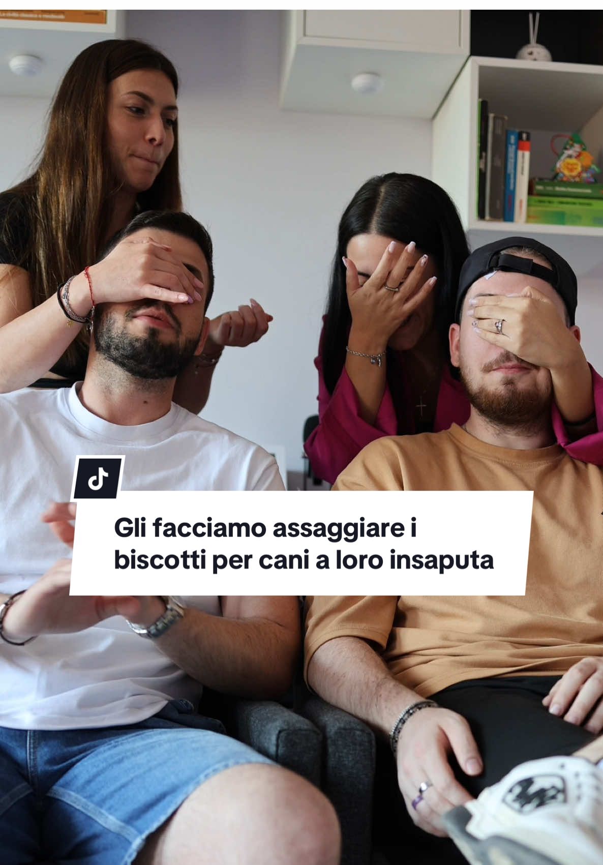 Alla fine Stefano ne ha fatto mangiare uno a noi. 😂 #scherzo #meme #scherzoalmioragazzo #muckbang #crumblcookies 