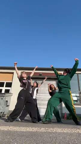 Crew❤️ @about_karo @ℒℴ𝓊𝒾𝓈𝒶🐆🍒 #foryou #dance #tutorial dc: @Aliya 