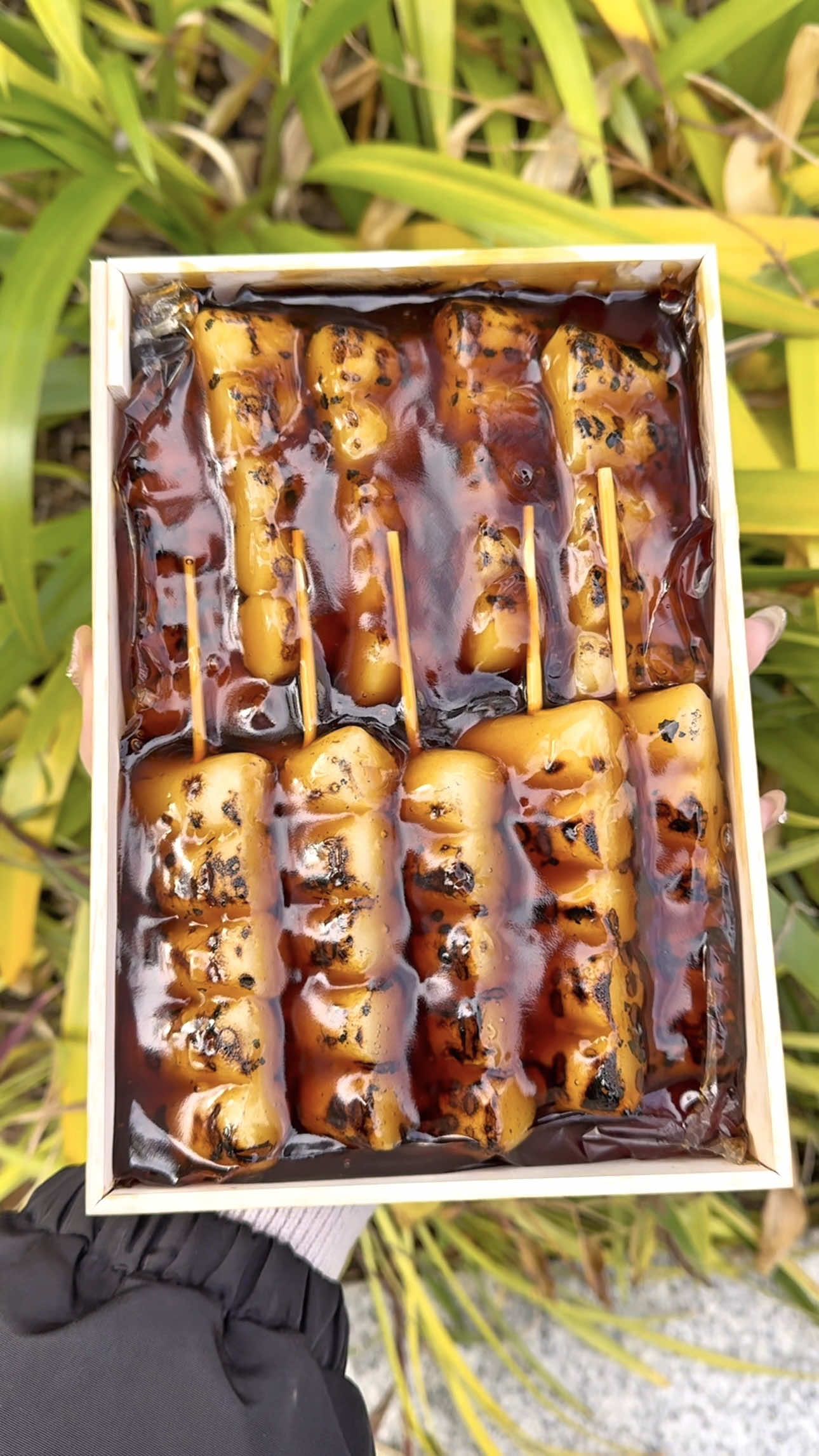 大阪名物みたらし団子🍡 注文が入ってから一本ずつ炙り 仕上げにとろ〜り特製みたらしタレを絡めた 出来たてみたらし団子！ 外は香ばしく、中はモチモチ 甘すぎず昆布出汁がふんわり香る上品な味わいに思わずうっとり🤤 一口食べればきっとトリコに 大阪に来たら絶対に外せない逸品✨ 📍大阪・十三 『喜八州総本舗』 みたらし団子 1本¥120 #大阪グルメ #大阪カフェ #japanesefood #TikTokfood 